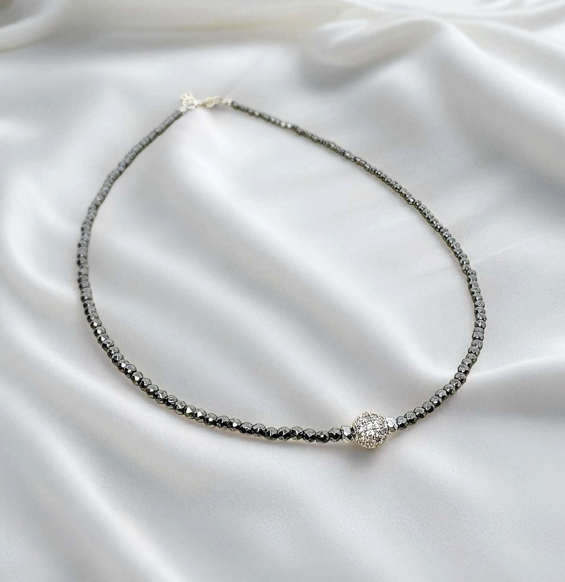 Colier hematit si cubic zirconia - bijuterii - coliere - coliere cu mărgele - Artynos.ro Colier hematit si cubic zirconia - bijuterii - coliere - coliere cu mărgele - Artynos.ro