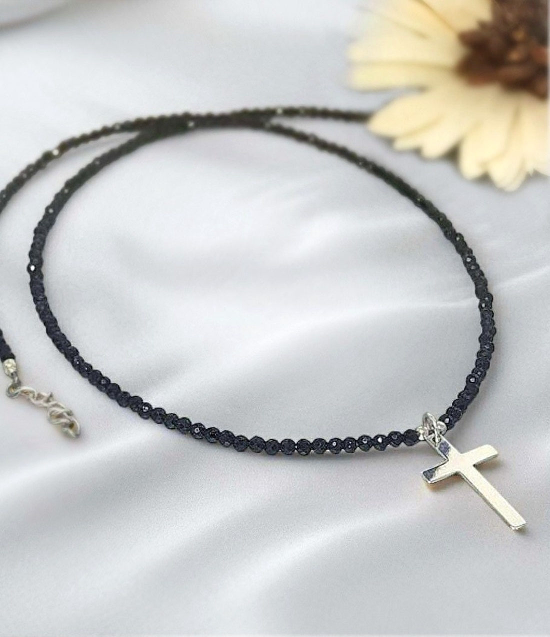 Colier turmalina neagra si pandantiv cruciulita - bijuterii - coliere - coliere cu mărgele - Artynos.ro Colier turmalina neagra si pandantiv cruciulita - bijuterii - coliere - coliere cu mărgele - Artynos.ro