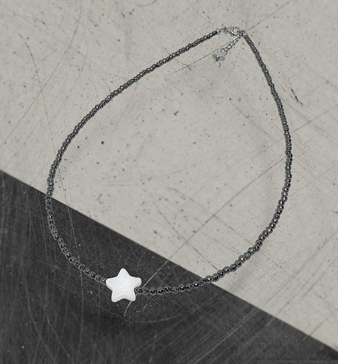 Colier hematit accesorizat cu steluta alba din sidef - bijuterii - coliere - coliere cu mărgele - Artynos.ro Colier hematit accesorizat cu steluta alba din sidef - bijuterii - coliere - coliere cu mărgele - Artynos.ro