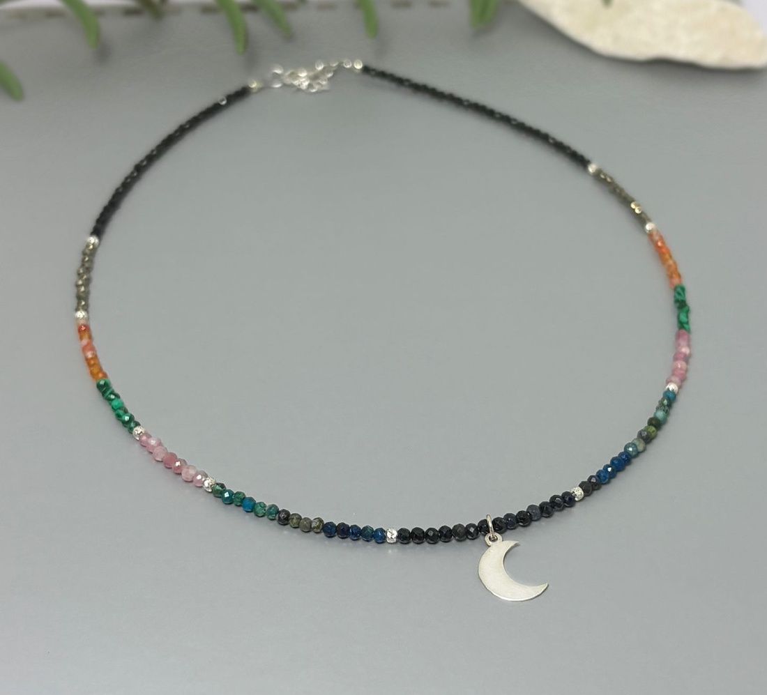 Colier safir, turmalina, crisocola, malachit, pirita si pandantiv semiluna - bijuterii - coliere - coliere din mărgele - Artynos.ro Colier safir, turmalina, crisocola, malachit, pirita si pandantiv semiluna - bijuterii - coliere - coliere din mărgele - Artynos.ro