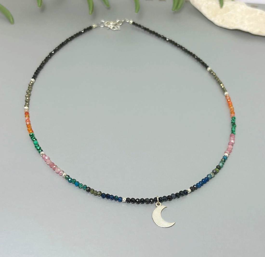 Colier safir, turmalina, crisocola, malachit, pirita si pandantiv semiluna - bijuterii - coliere - coliere din mărgele - Artynos.ro Colier safir, turmalina, crisocola, malachit, pirita si pandantiv semiluna - bijuterii - coliere - coliere din mărgele - Artynos.ro