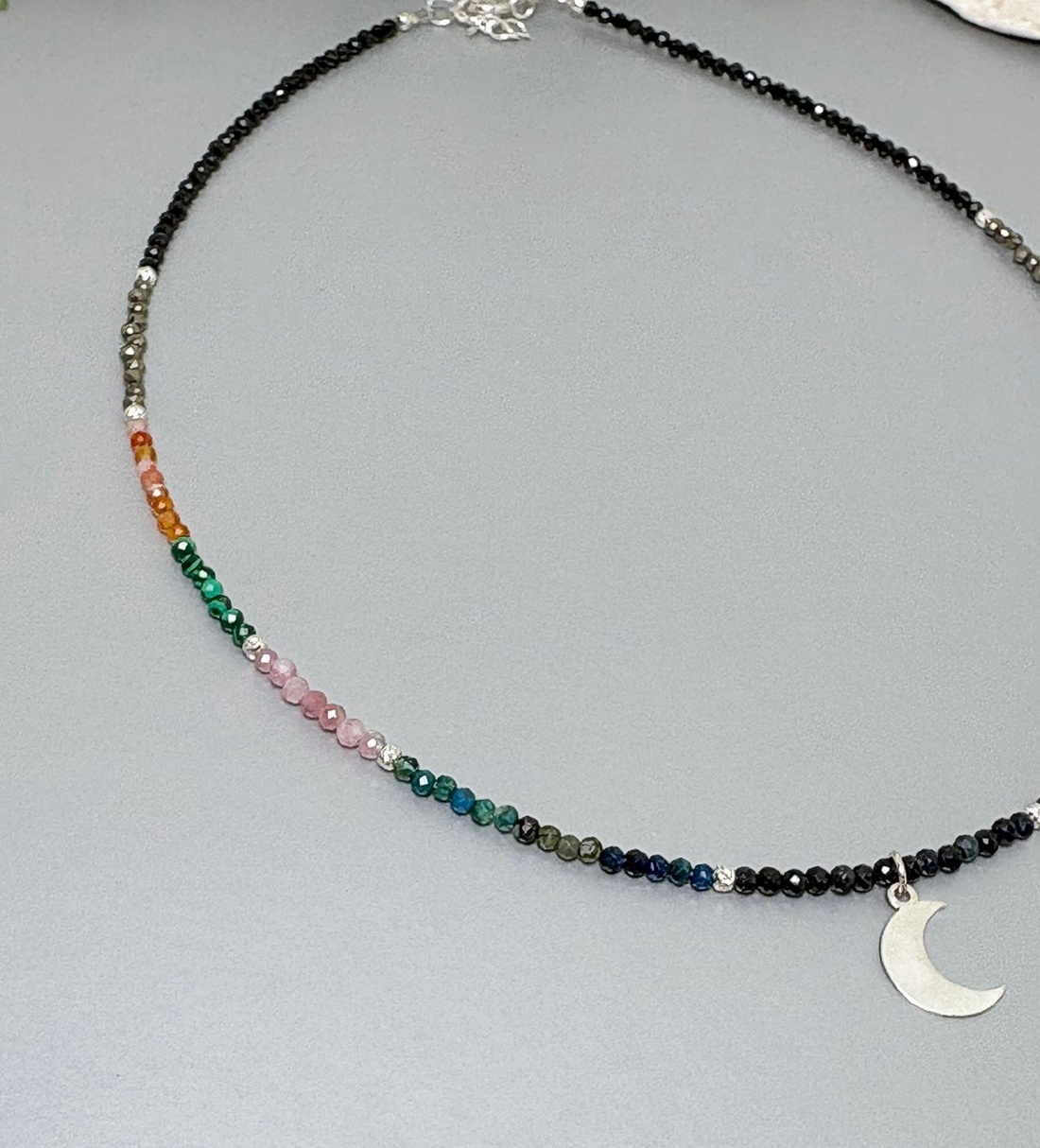 Colier safir, turmalina, crisocola, malachit, pirita si pandantiv semiluna - bijuterii - coliere - coliere din mărgele - Artynos.ro Colier safir, turmalina, crisocola, malachit, pirita si pandantiv semiluna - bijuterii - coliere - coliere din mărgele - Artynos.ro