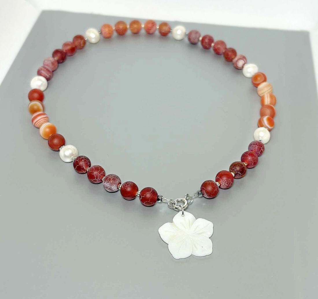 Colier agate frosted, perle naturale si pandantiv detasabil floare sidef. - bijuterii - coliere - coliere din mărgele - Artynos.ro Colier agate frosted, perle naturale si pandantiv detasabil floare sidef. - bijuterii - coliere - coliere din mărgele - Artynos.ro