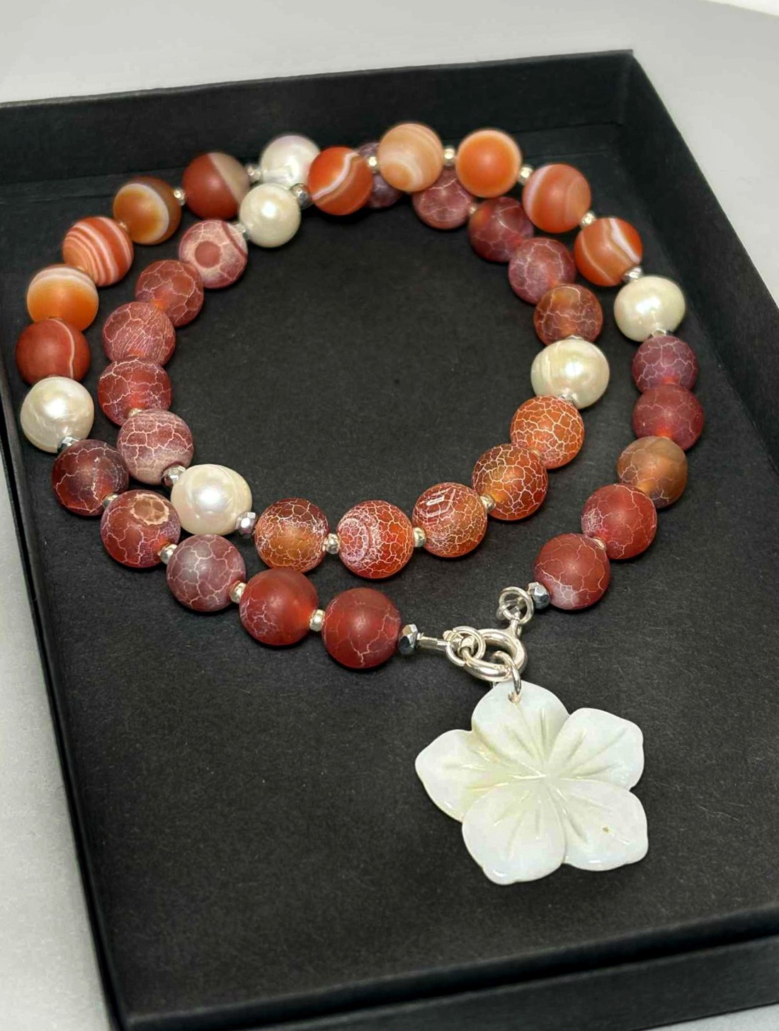 Colier agate frosted, perle naturale si pandantiv detasabil floare sidef. - bijuterii - coliere - coliere din mărgele - Artynos.ro Colier agate frosted, perle naturale si pandantiv detasabil floare sidef. - bijuterii - coliere - coliere din mărgele - Artynos.ro