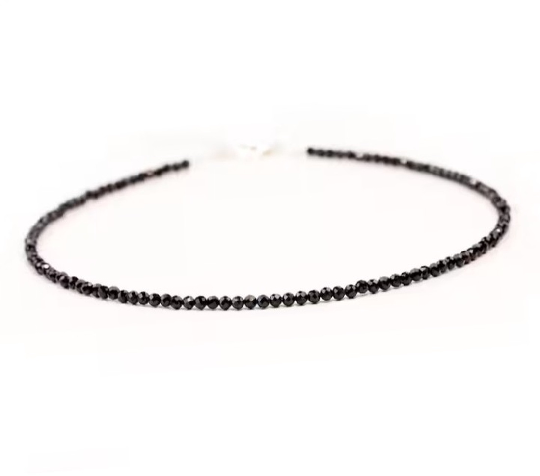 Colier la baza gatului din spinel Piatra Regilor - bijuterii - coliere - coliere din mărgele - Artynos.ro Colier la baza gatului din spinel Piatra Regilor - bijuterii - coliere - coliere din mărgele - Artynos.ro