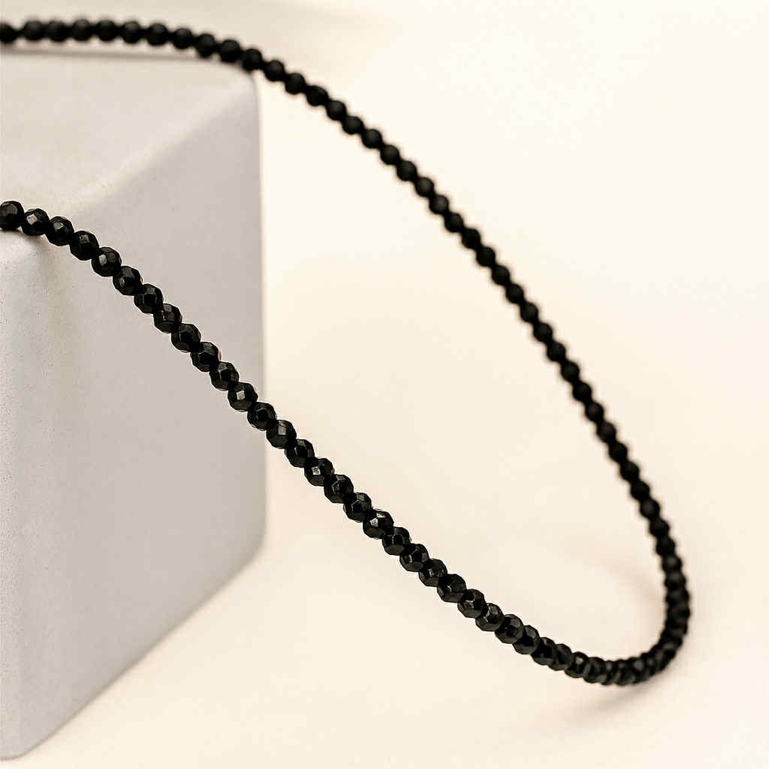 Colier la baza gatului din spinel Piatra Regilor - bijuterii - coliere - coliere din mărgele - Artynos.ro Colier la baza gatului din spinel Piatra Regilor - bijuterii - coliere - coliere din mărgele - Artynos.ro