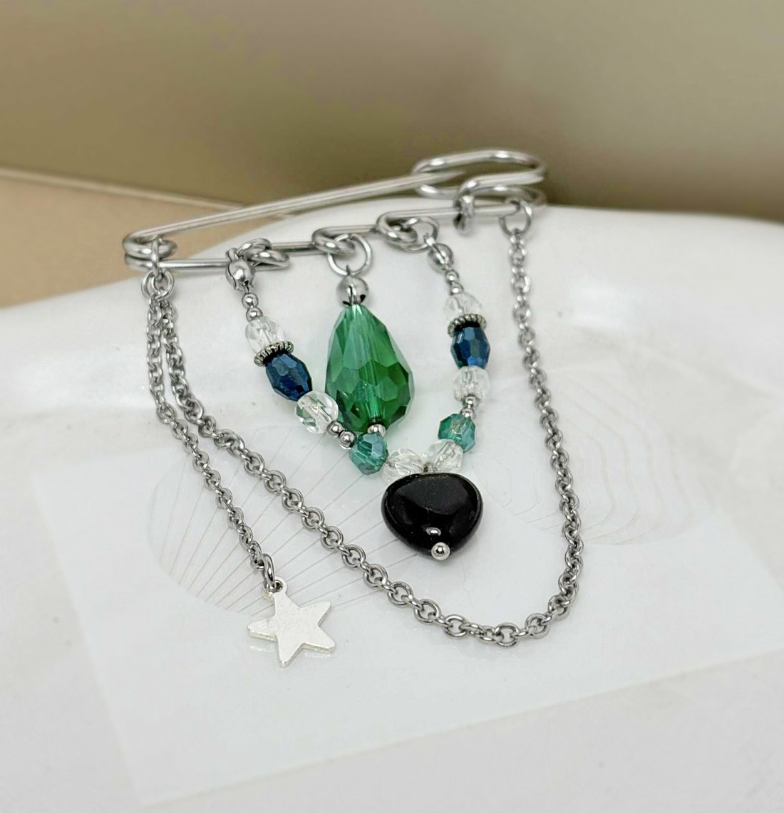 Brosa onix, cristale si otel inoxidabil - bijuterii - broșe - Artynos.ro