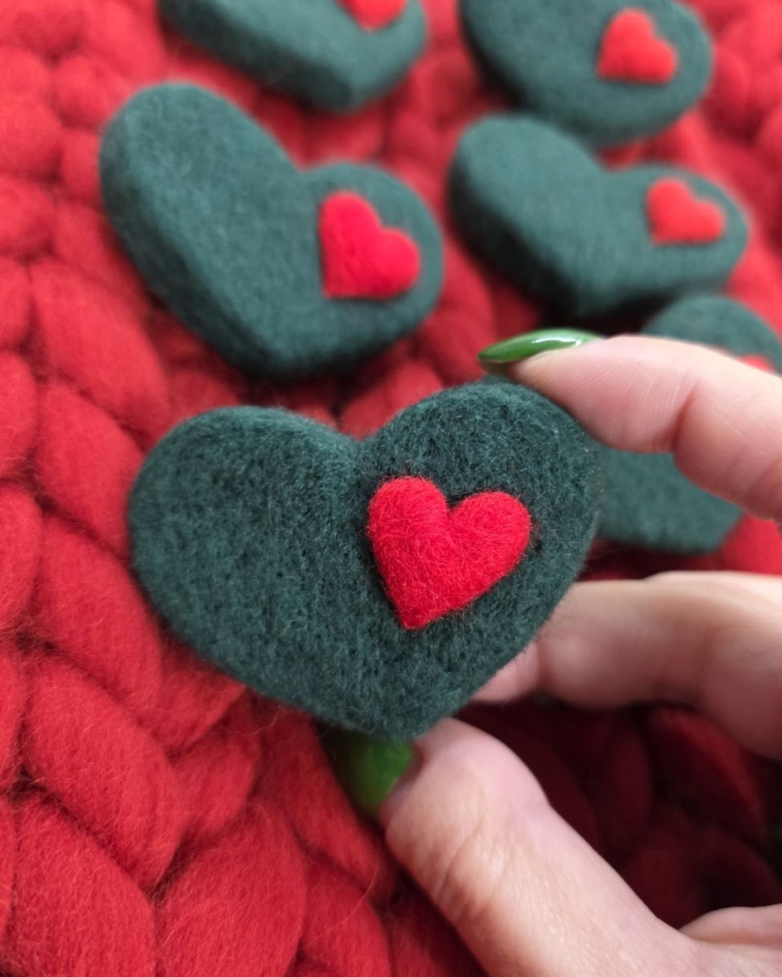 Broșă INIMĂ din lână naturală, împâslită cu acul. - bijuterii - broșe - Artynos.ro