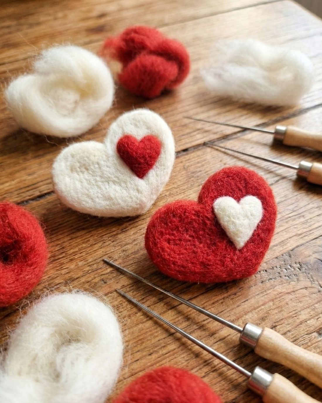 Broșă INIMĂ din lână naturală, împâslită cu acul. - bijuterii - broșe - Artynos.ro