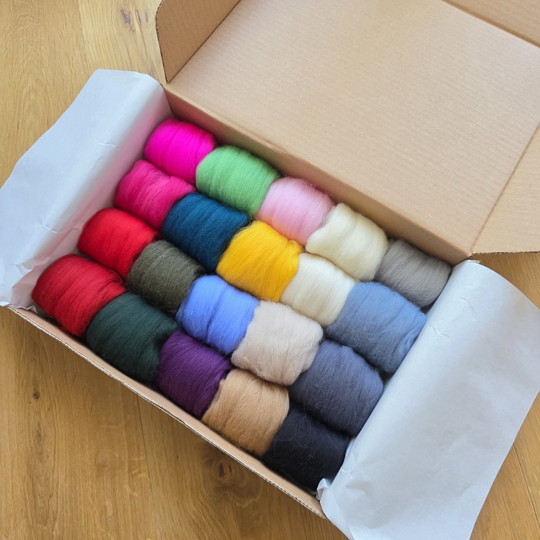 Kit pentru impaslit. 20 de suvite din lana naturala si ac inclus - diy - pregătește-ți singur - pachete diy, kituri - Artynos.ro