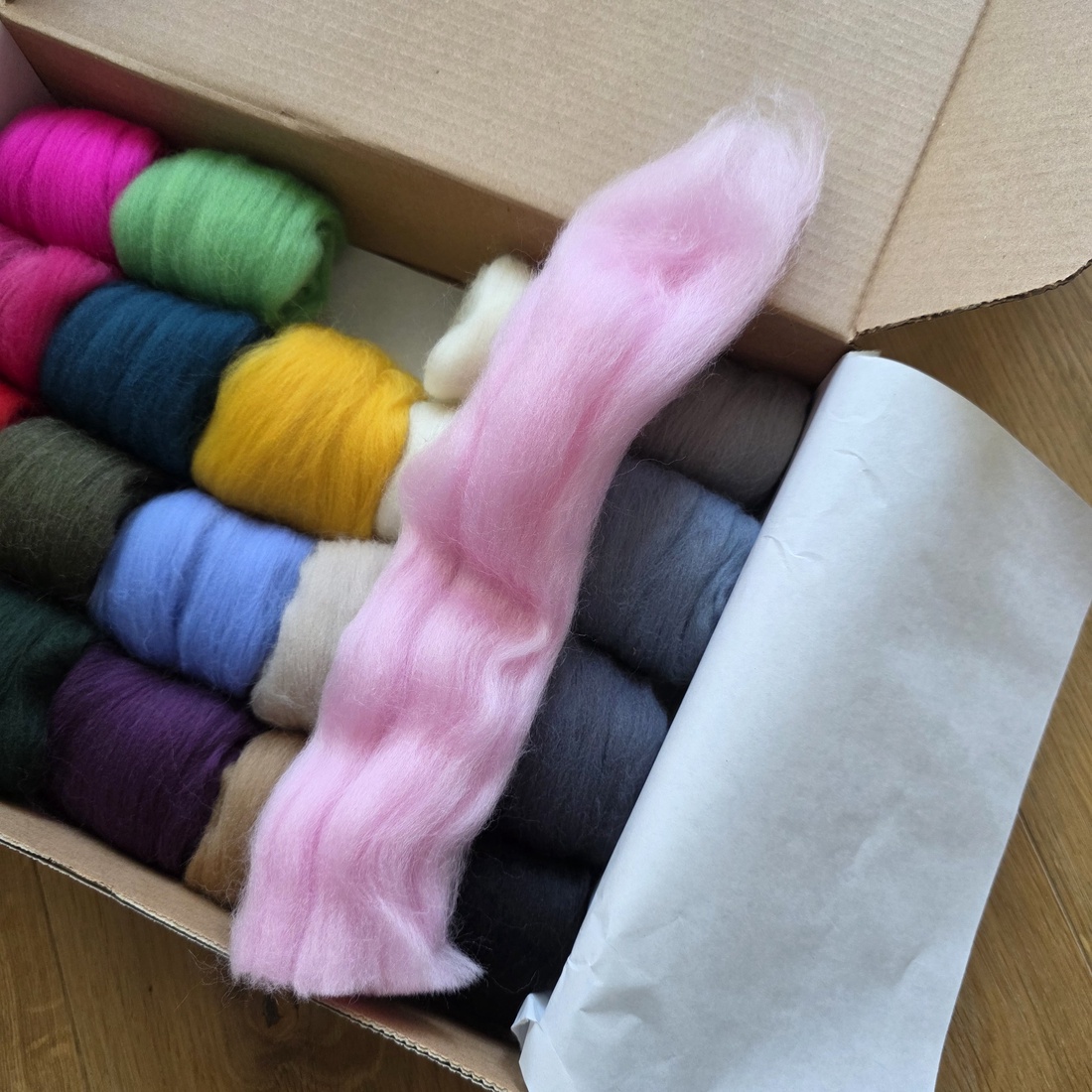 Kit pentru impaslit. 20 de suvite din lana naturala si ac inclus - diy - pregătește-ți singur - pachete diy, kituri - Artynos.ro