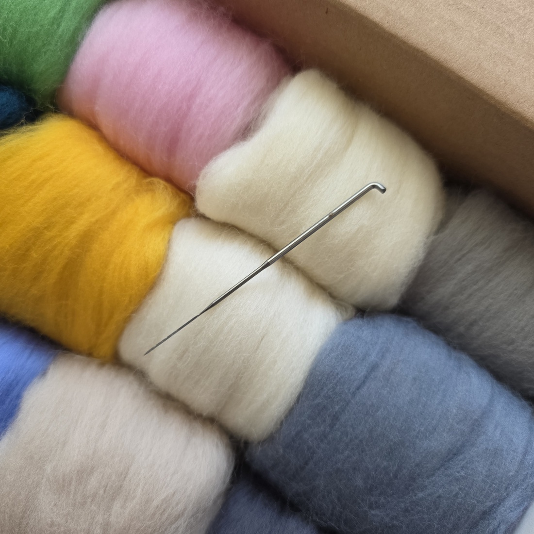 Kit pentru impaslit. 20 de suvite din lana naturala si ac inclus - diy - pregătește-ți singur - pachete diy, kituri - Artynos.ro