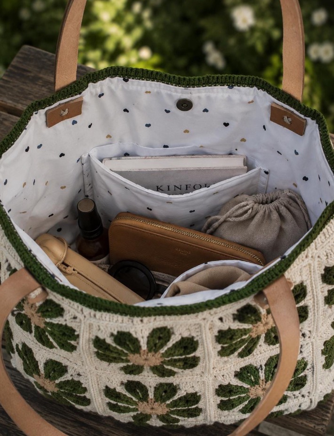 Geantă tote croșetată manual cu flori Granny Square și mânere din piele - genți și portofele - genți de mână și umăr - geantă casual - Artynos.ro