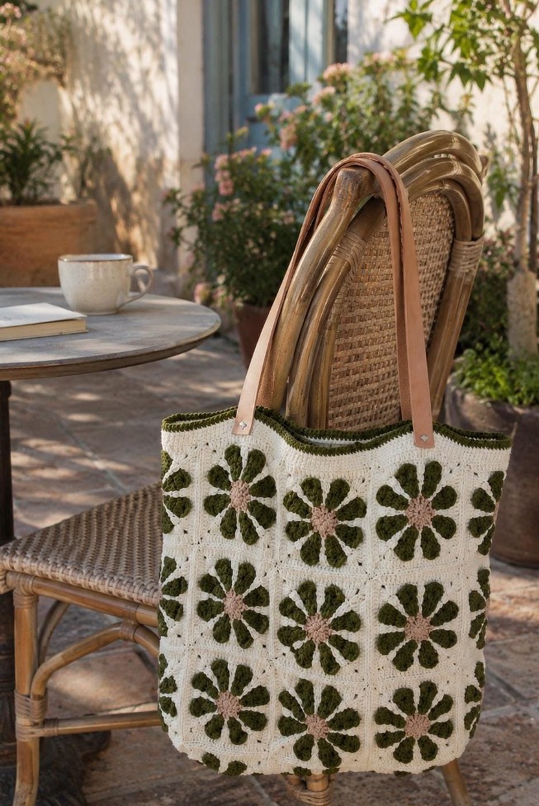 Geantă tote croșetată manual cu flori Granny Square și mânere din piele - genți și portofele - genți de mână și umăr - geantă casual - Artynos.ro
