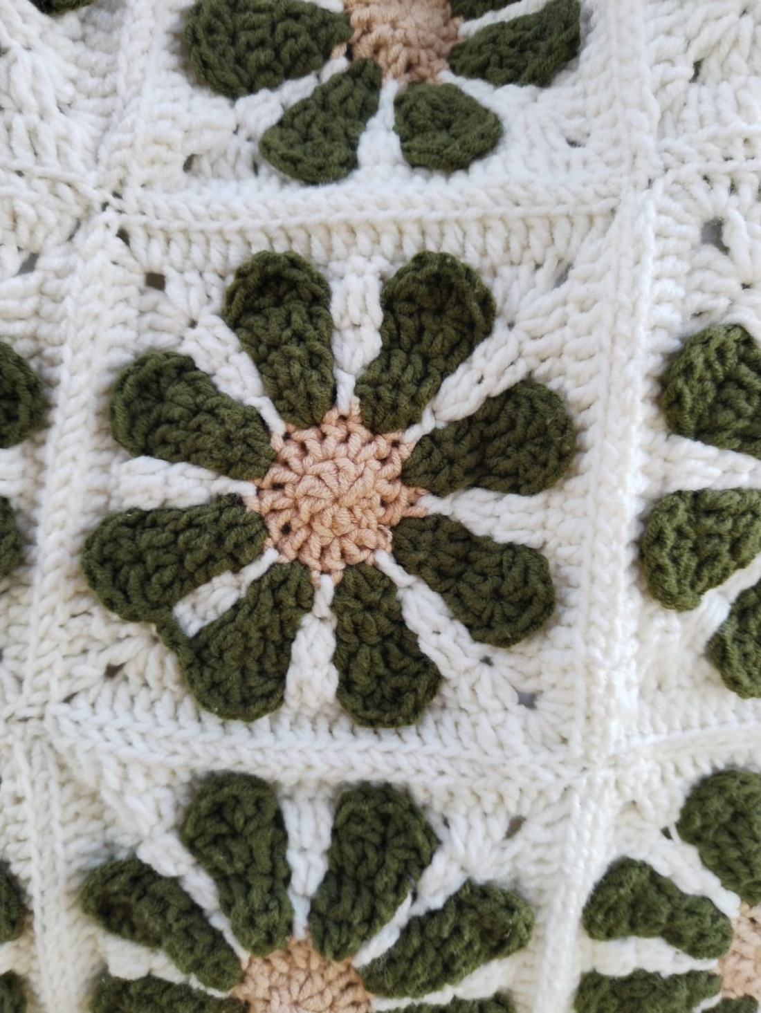 Geantă tote croșetată manual cu flori Granny Square și mânere din piele - genți și portofele - genți de mână și umăr - geantă casual - Artynos.ro