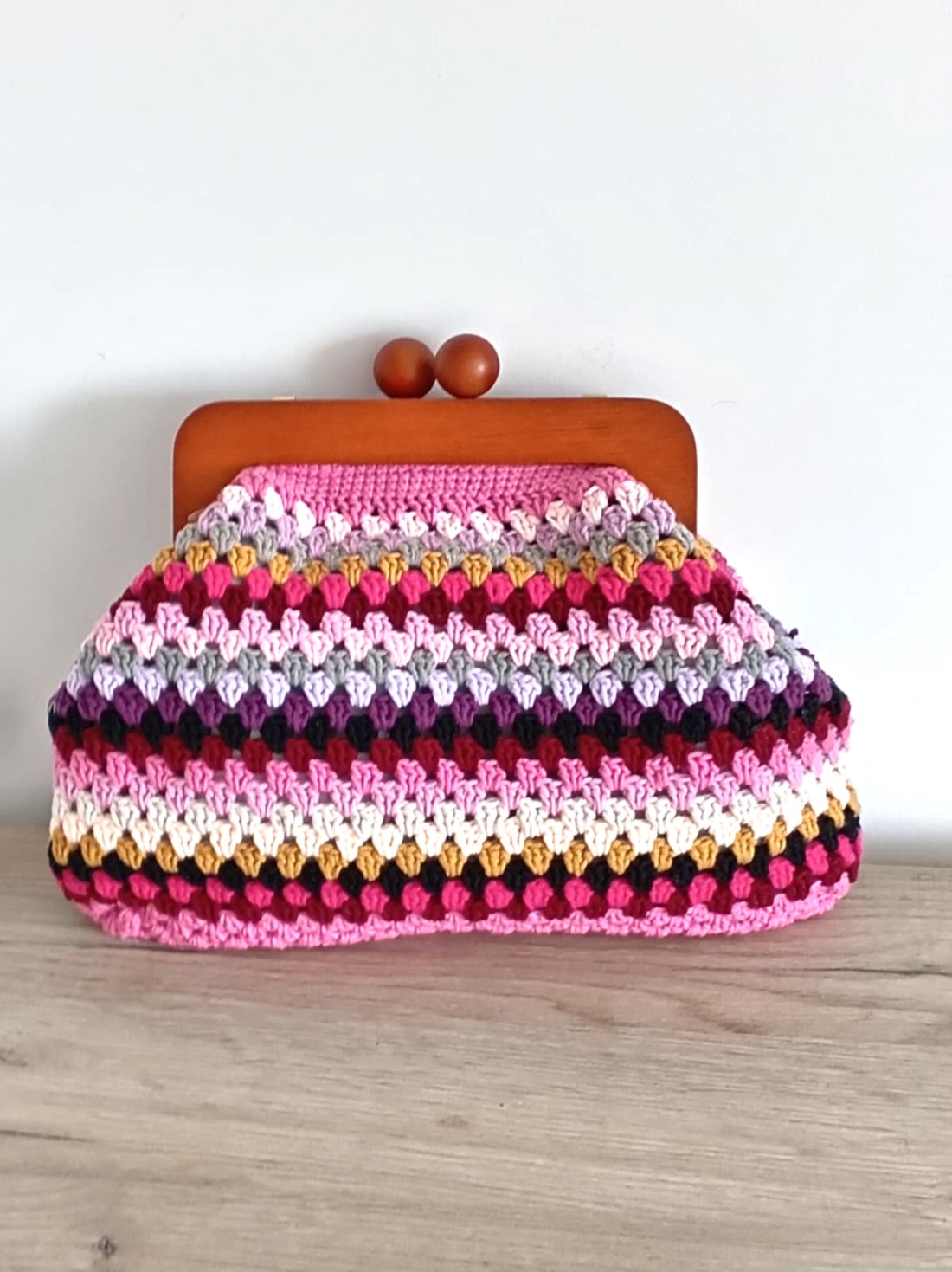Geantă clutch croșetată manual colorată cu ramă din lemn - genți și portofele - genți de mână și umăr - geantă crossbody - Artynos.ro