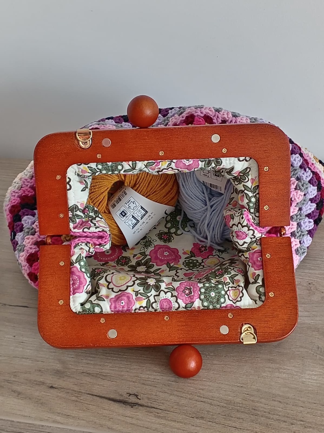 Geantă clutch croșetată manual colorată cu ramă din lemn - genți și portofele - genți de mână și umăr - geantă crossbody - Artynos.ro