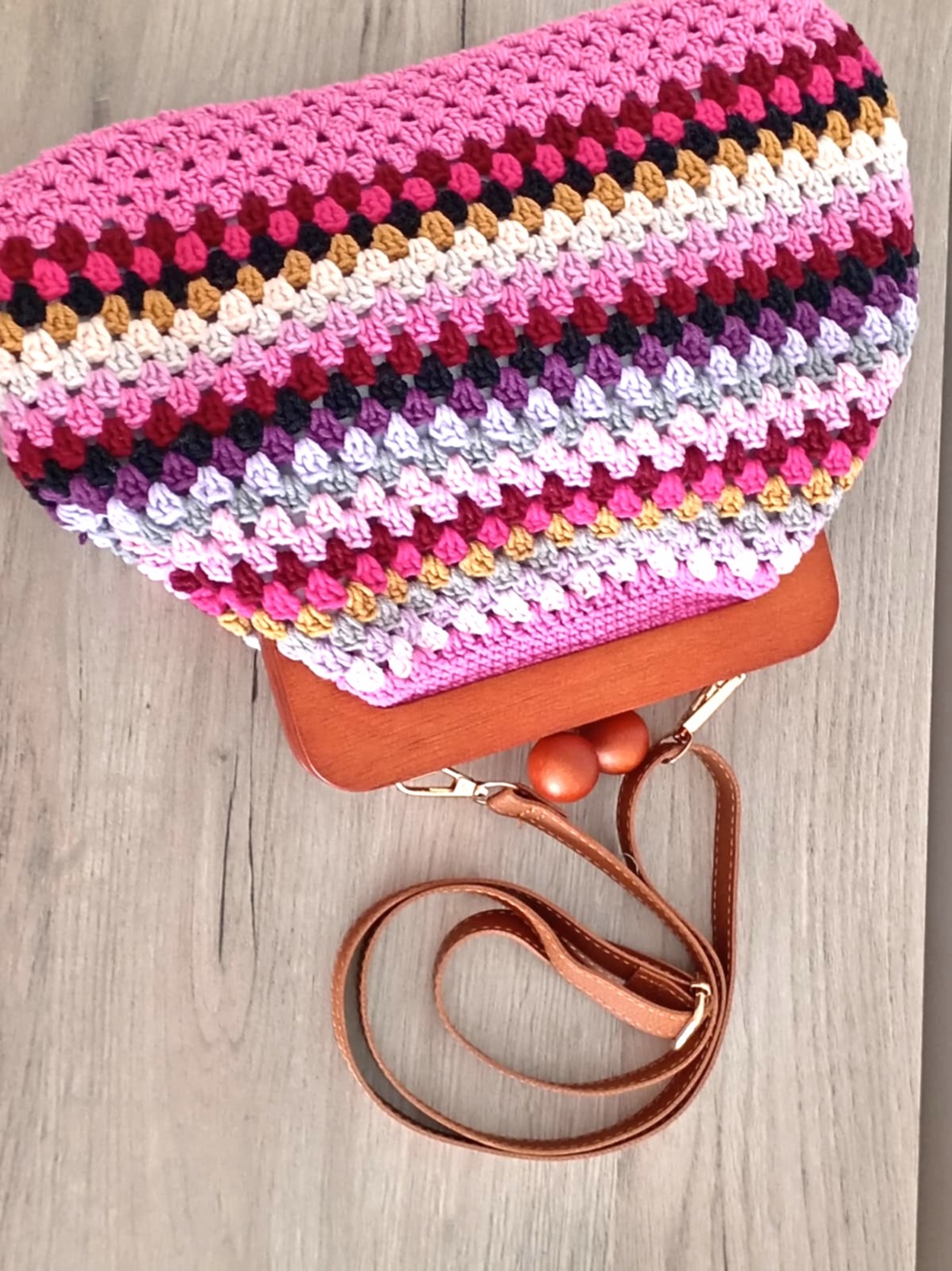 Geantă clutch croșetată manual colorată cu ramă din lemn - genți și portofele - genți de mână și umăr - geantă crossbody - Artynos.ro