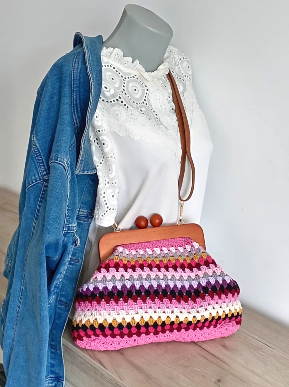 Geantă clutch croșetată manual colorată cu ramă din lemn - genți și portofele - genți de mână și umăr - geantă crossbody - Artynos.ro