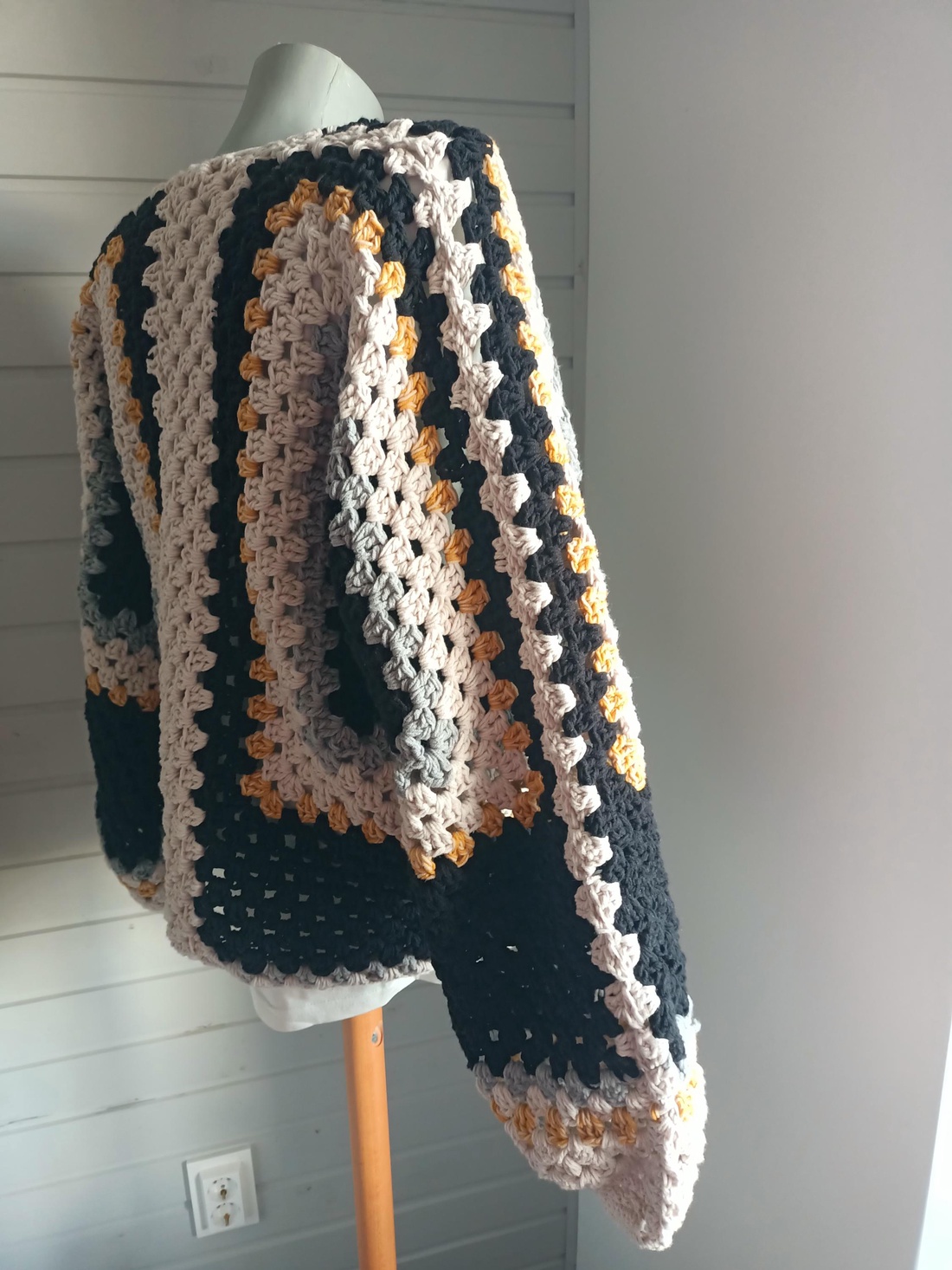 Cardigan croșetat manual Granny Square � design modern, unicat, M�L - îmbrăcăminte și modă - haine damă - hanorace, cardigane - Artynos.ro