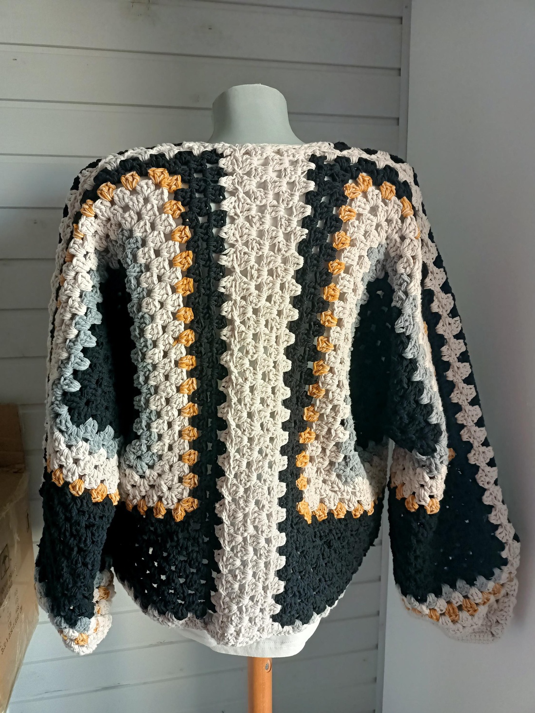 Cardigan croșetat manual Granny Square � design modern, unicat, M�L - îmbrăcăminte și modă - haine damă - hanorace, cardigane - Artynos.ro