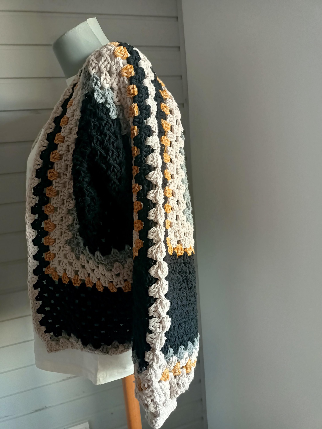 Cardigan croșetat manual Granny Square � design modern, unicat, M�L - îmbrăcăminte și modă - haine damă - hanorace, cardigane - Artynos.ro