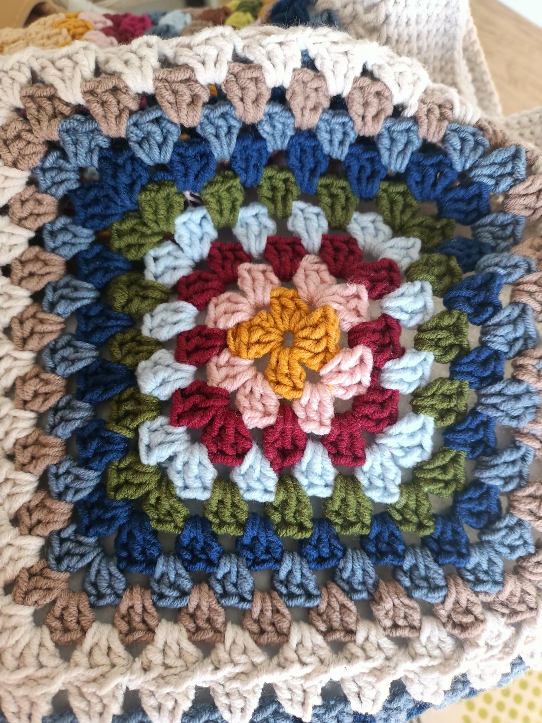 Geantă croșetată manual Granny Square, multicoloră, shopper mare, unicat - genți și portofele - genți de mână și umăr - genți de umăr - Artynos.ro