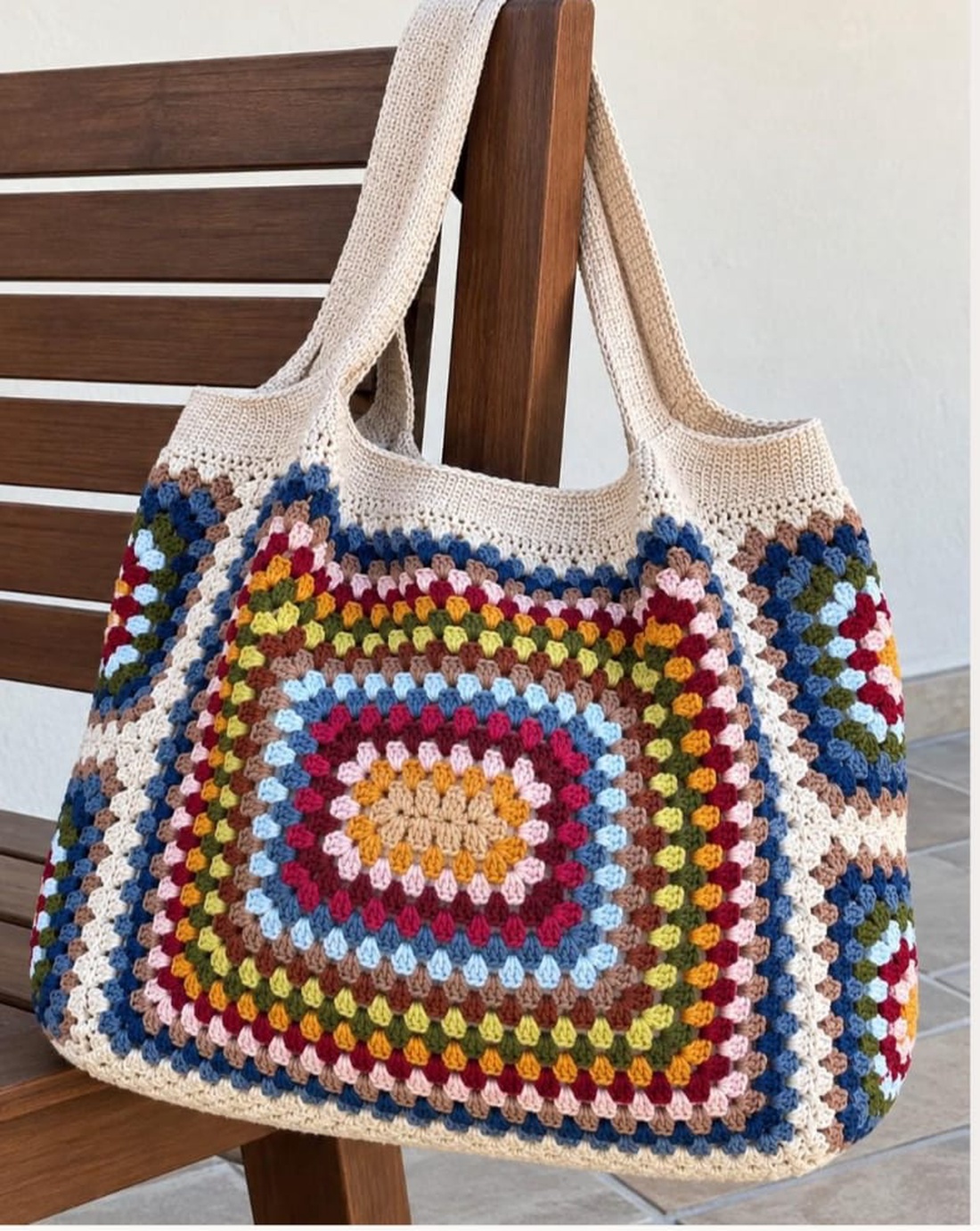 Geantă croșetată manual Granny Square, multicoloră, shopper mare, unicat - genți și portofele - genți de mână și umăr - genți de umăr - Artynos.ro