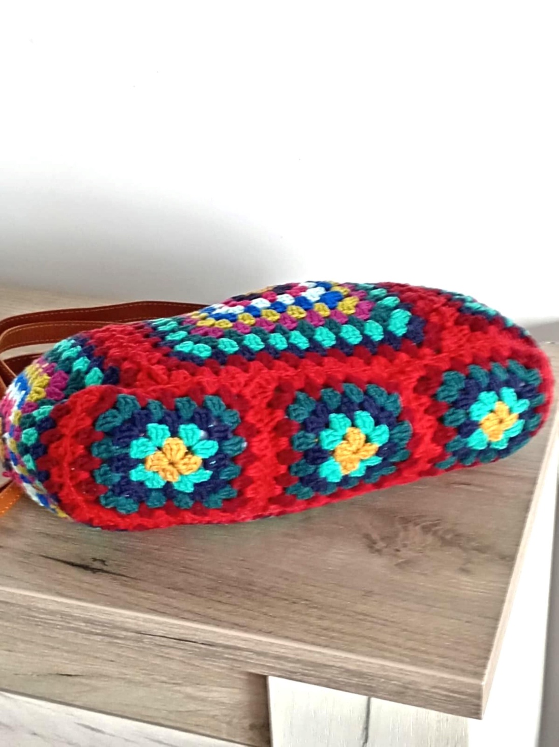 Geantă croșetată manual, multicoloră, cu mâner din lemn - genți și portofele - genți de mână și umăr - geantă casual - Artynos.ro