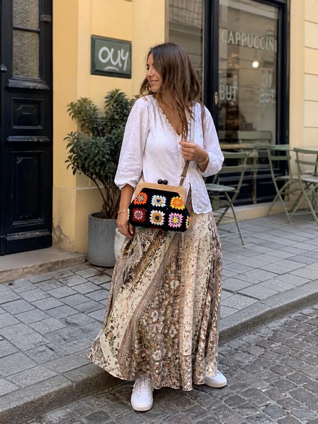 Geantă croșetată cu flori multicolore și închidere din lemn - genți și portofele - genți de mână și umăr - geantă crossbody - Artynos.ro