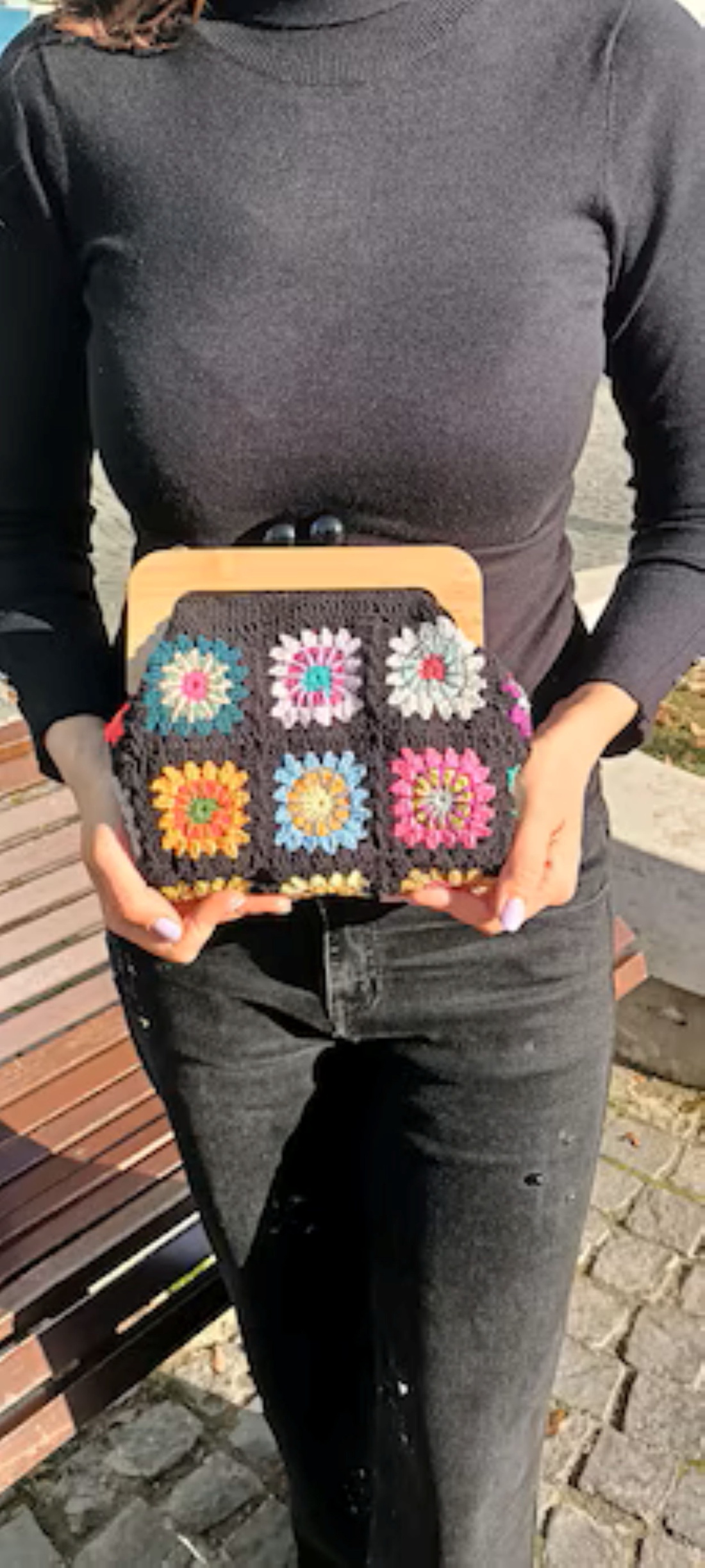 Geantă croșetată cu flori multicolore și închidere din lemn - genți și portofele - genți de mână și umăr - geantă crossbody - Artynos.ro