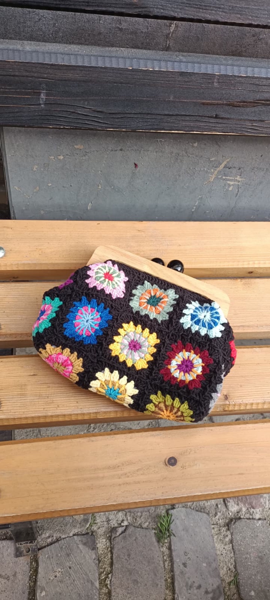 Geantă croșetată cu flori multicolore și închidere din lemn - genți și portofele - genți de mână și umăr - geantă crossbody - Artynos.ro