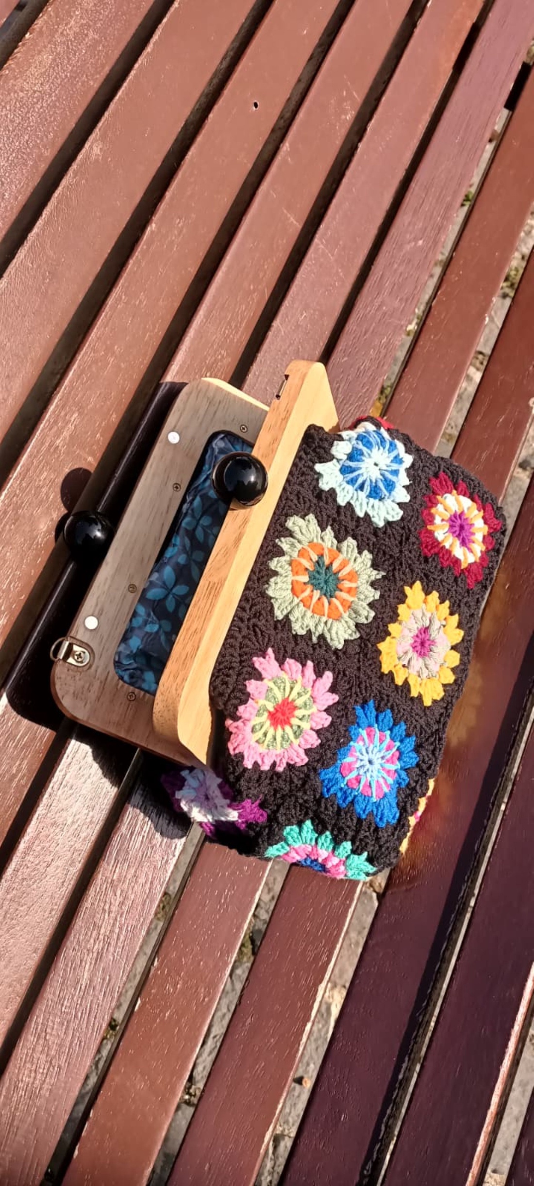 Geantă croșetată cu flori multicolore și închidere din lemn - genți și portofele - genți de mână și umăr - geantă crossbody - Artynos.ro