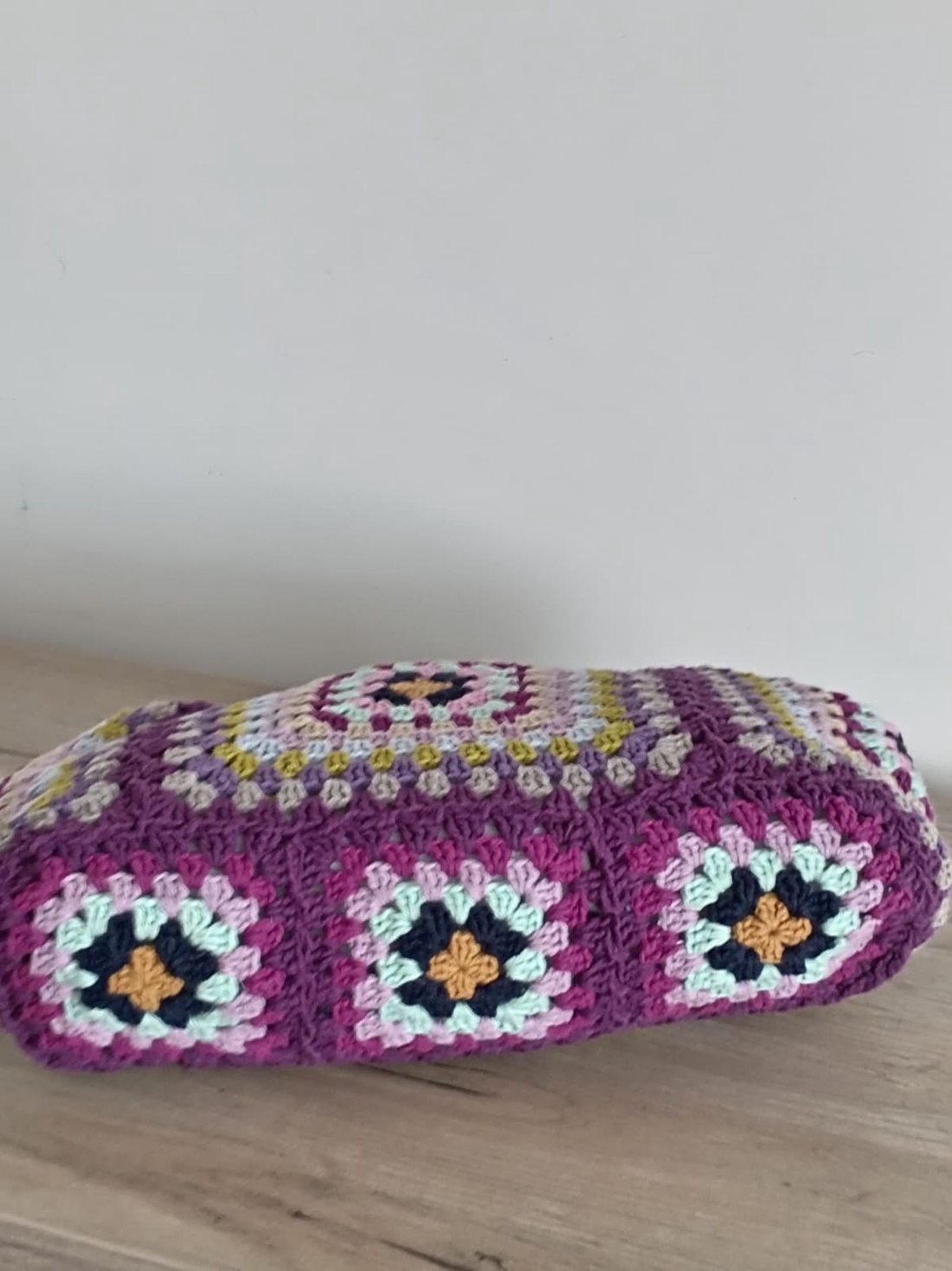 Geantă croșetată multicoloră cu mânere din lemn, în nuanțe de mov - genți și portofele - genți de mână și umăr - geantă casual - Artynos.ro
