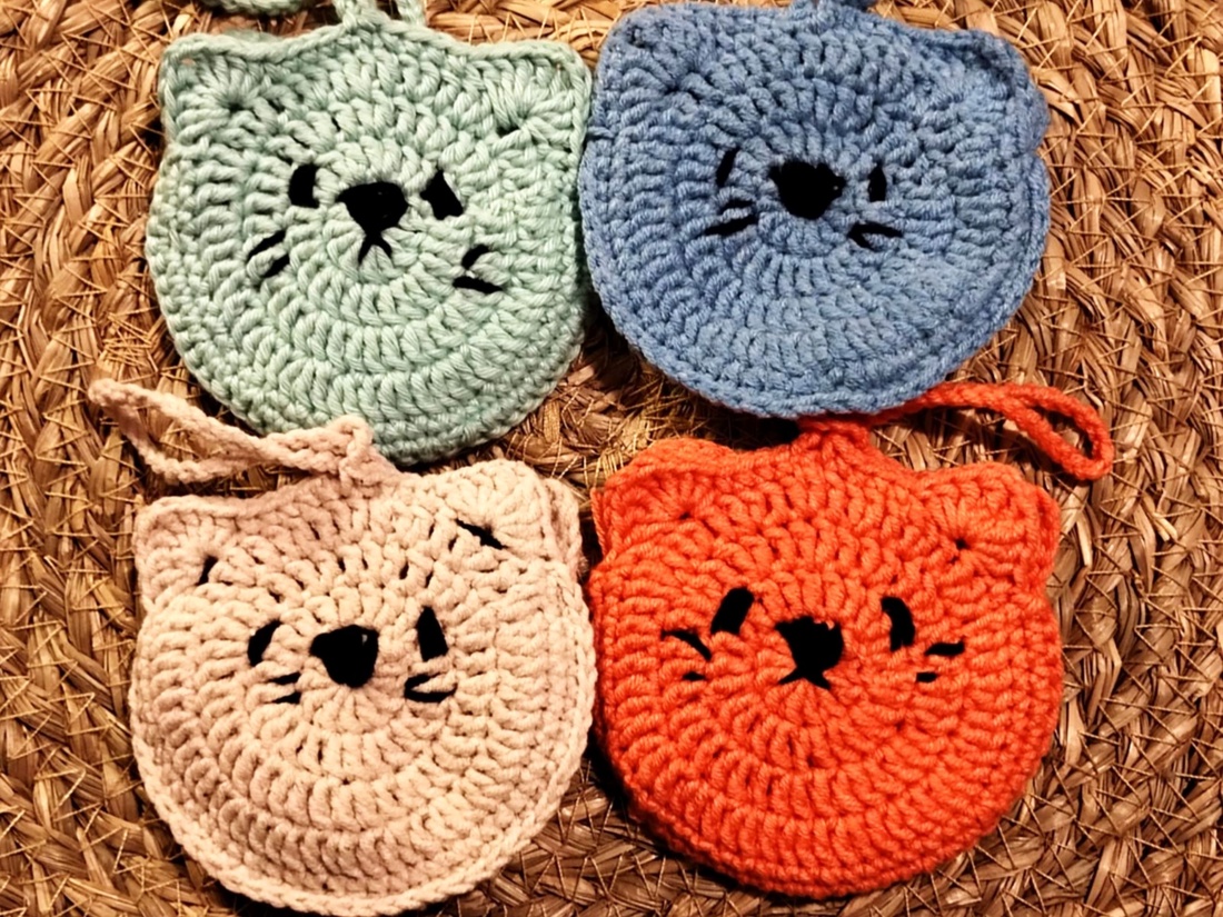 Set de 4 mini huse croșetate cu pisicuțe, în culori la alegere - genți și portofele - portofele, huse, suporturi - husă pentru căști - Artynos.ro