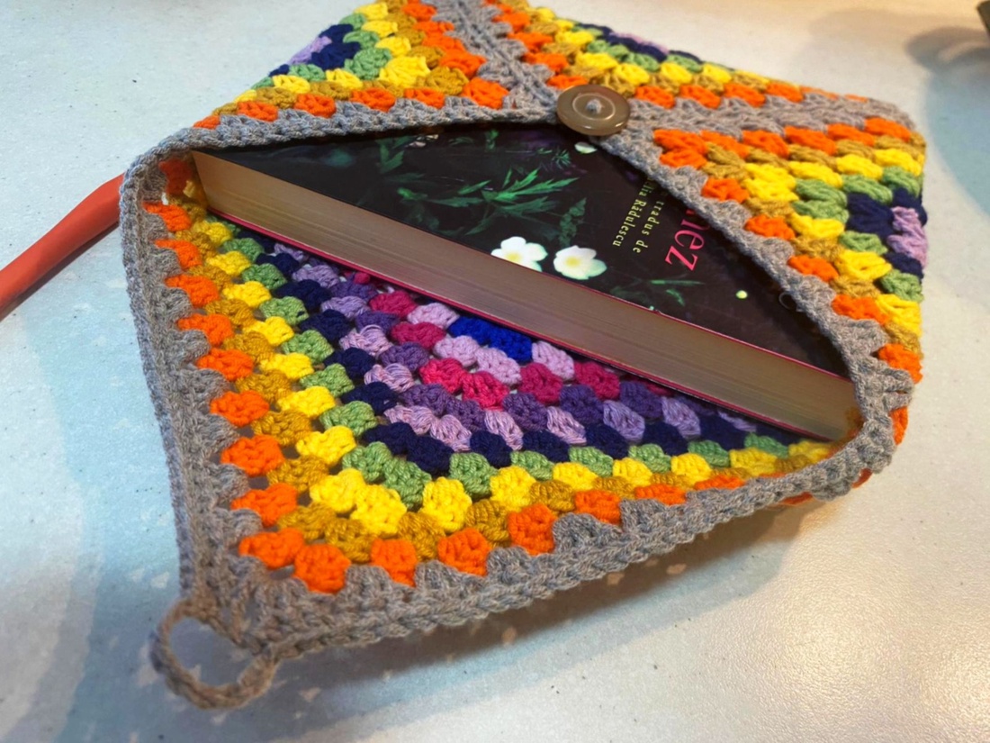 Husă croșetată pentru carte sau Kindle, personalizabilă în culorile preferate - cărți și creații cu tematică muzicală, cadouri - husă de carte - Artynos.ro