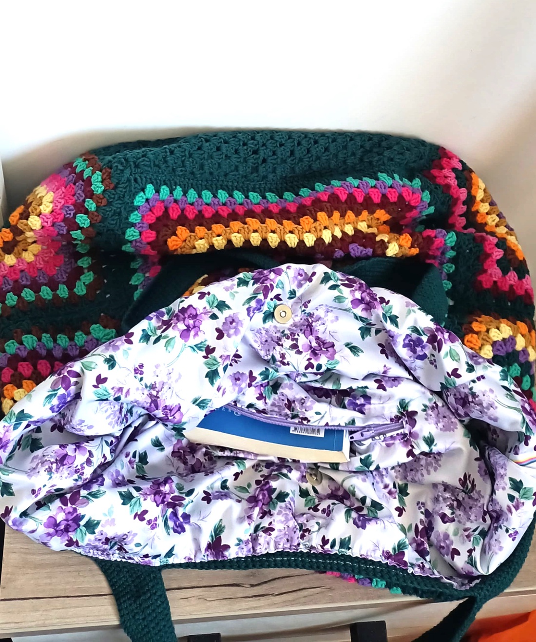 Geantă croșetată multicoloră din bumbac, căptușită, cu buzunar interior și închidere magnetică - genți și portofele - geantă pentru cumpărături - totebaguri - Artynos.ro