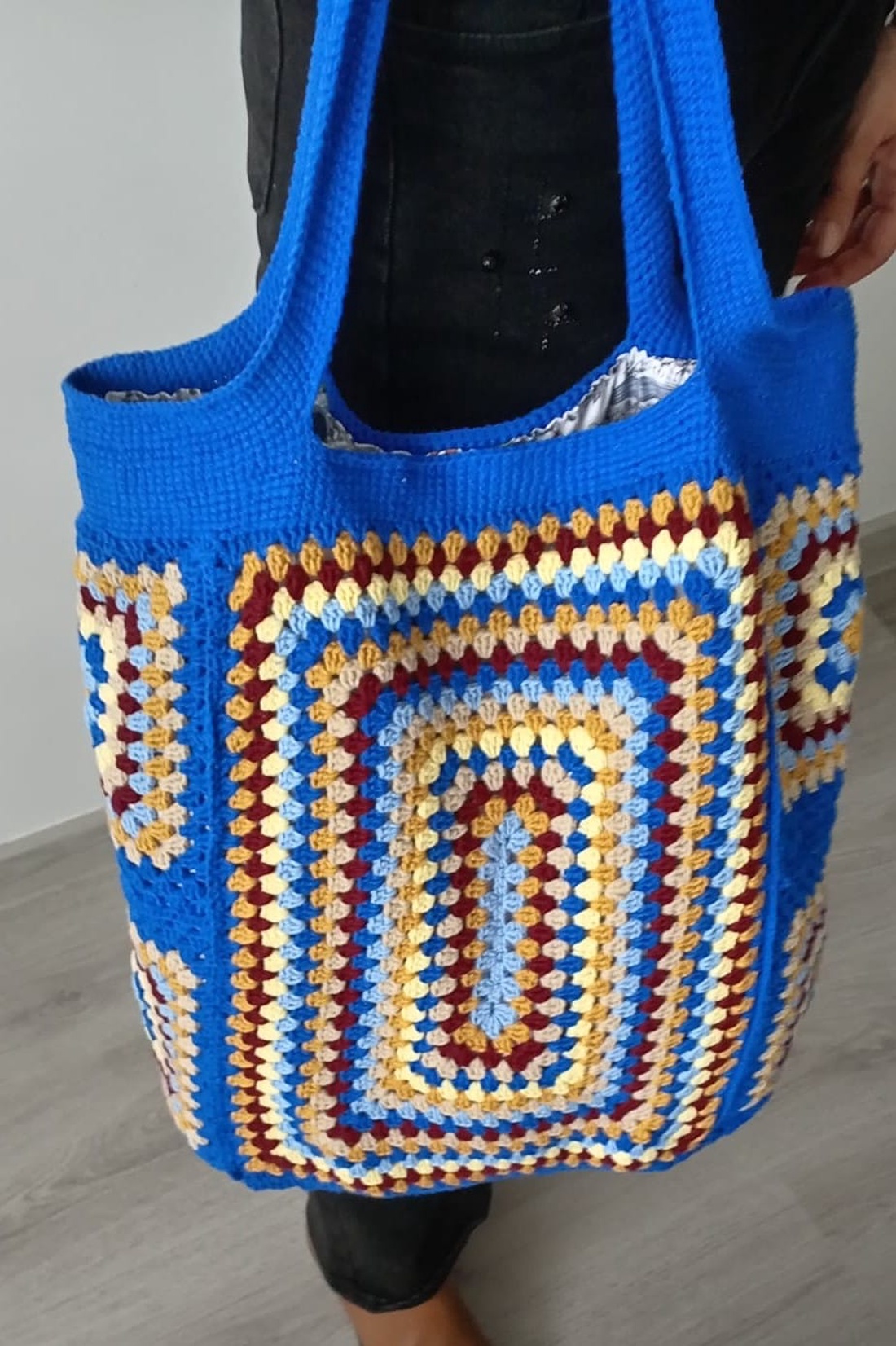 Geantă tote croșetată manual, albastru intens, cu model geometric - genți și portofele - geantă pentru cumpărături - totebaguri - Artynos.ro