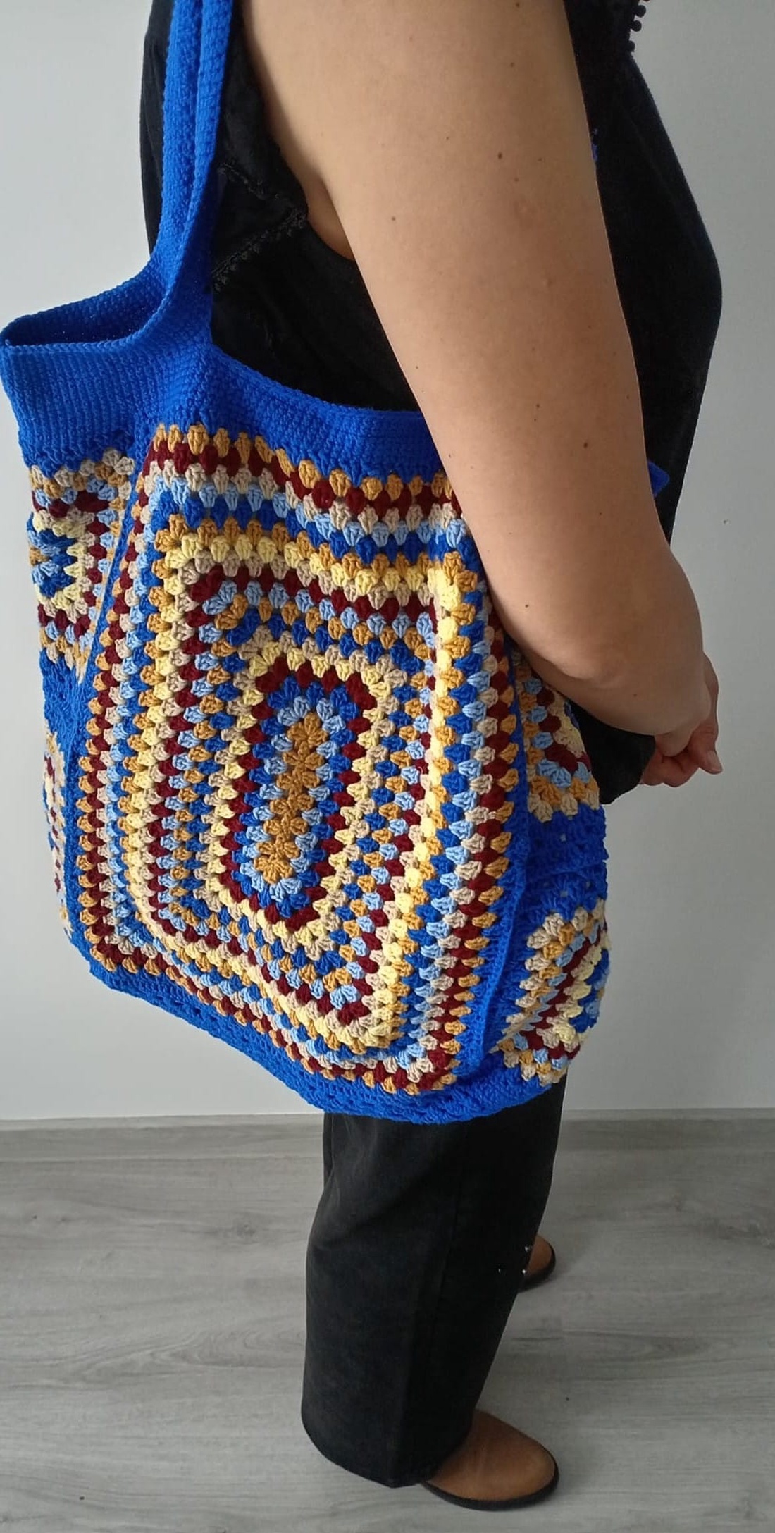 Geantă tote croșetată manual, albastru intens, cu model geometric - genți și portofele - geantă pentru cumpărături - totebaguri - Artynos.ro