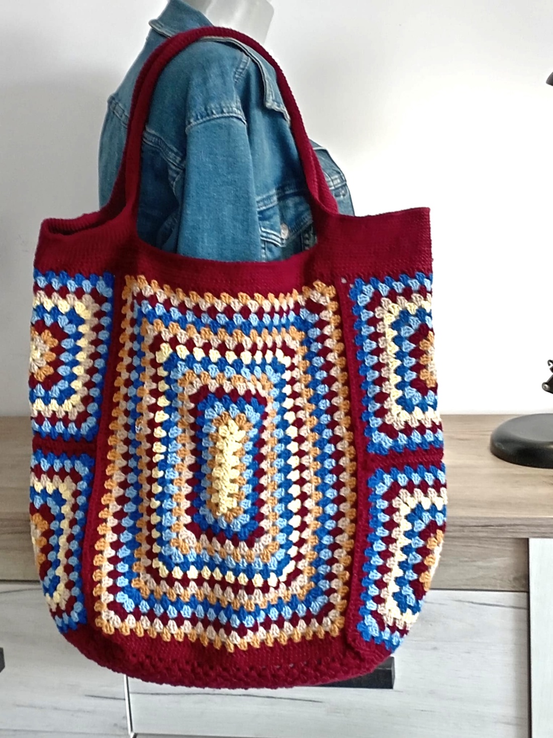 Geanta tote croșetata manual, bordo, cu model geometric multicolor - genți și portofele - geantă pentru cumpărături - totebaguri - Artynos.ro