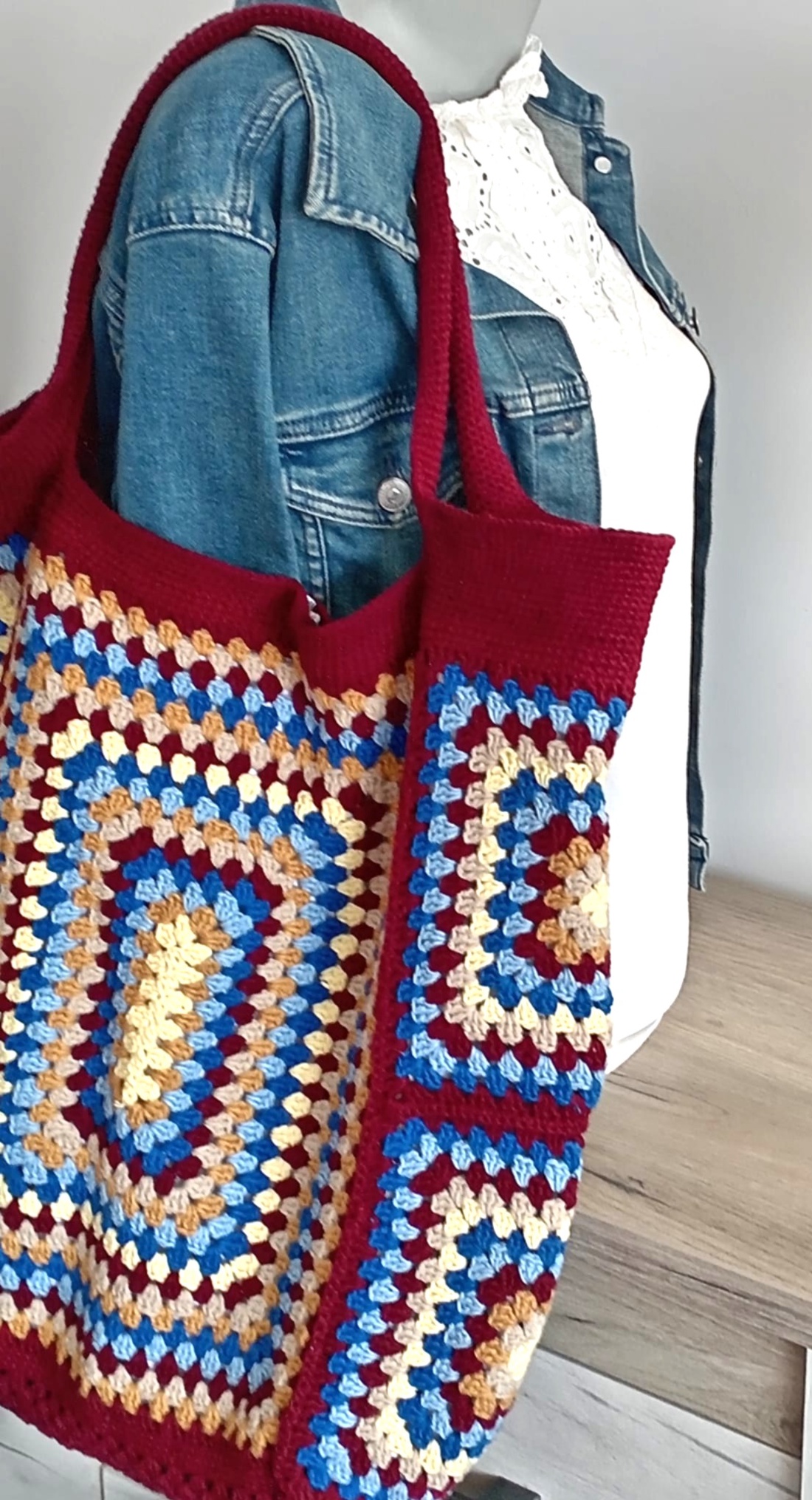 Geanta tote croșetata manual, bordo, cu model geometric multicolor - genți și portofele - geantă pentru cumpărături - totebaguri - Artynos.ro