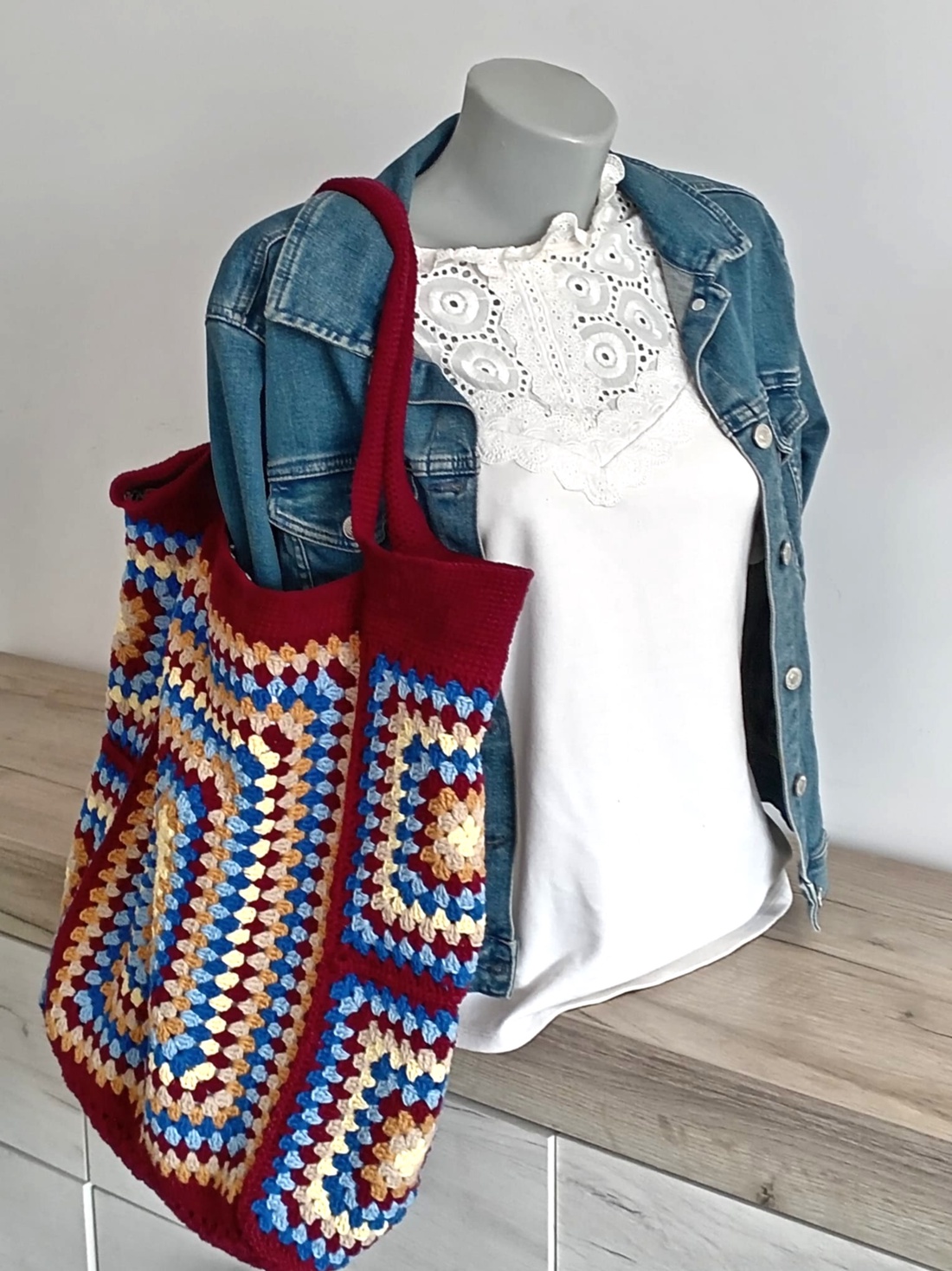 Geanta tote croșetata manual, bordo, cu model geometric multicolor - genți și portofele - geantă pentru cumpărături - totebaguri - Artynos.ro
