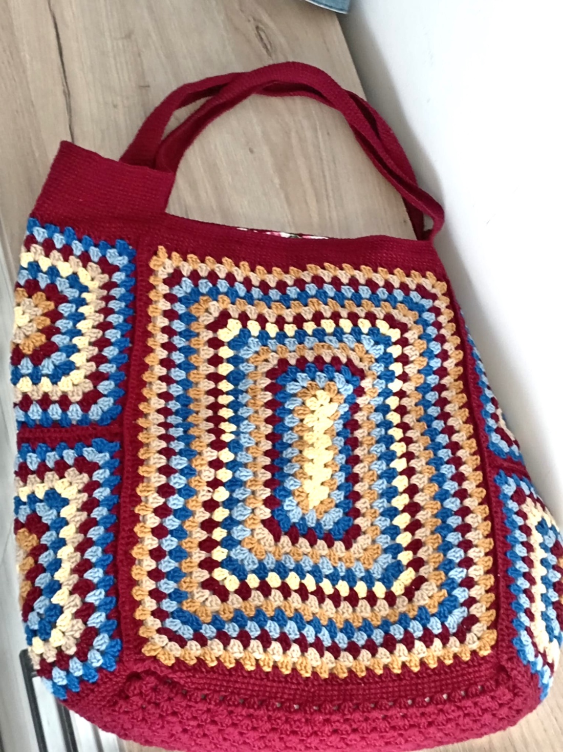 Geanta tote croșetata manual, bordo, cu model geometric multicolor - genți și portofele - geantă pentru cumpărături - totebaguri - Artynos.ro