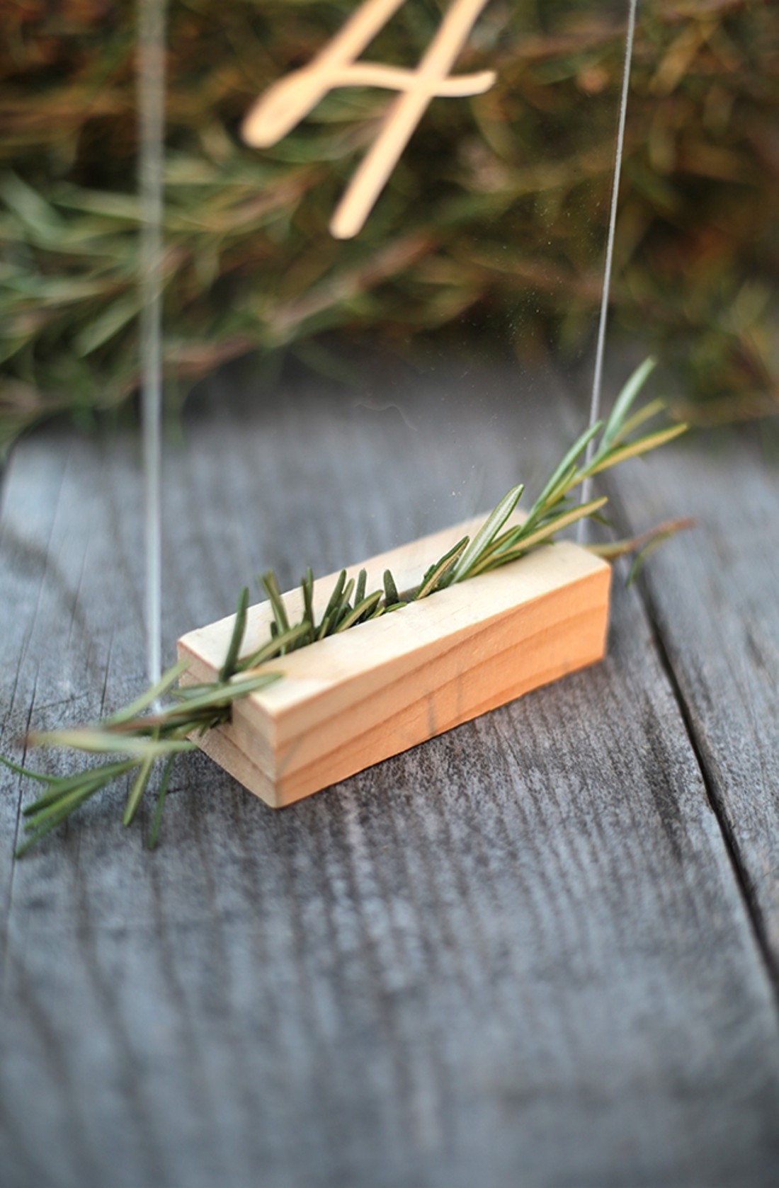 Suport de carduri din lemn natural pentru plăci din plexiglas sau lemn - 5 bucăți - - Artynos.ro Suport de carduri din lemn natural pentru plăci din plexiglas sau lemn - 5 bucăți - - Artynos.ro
