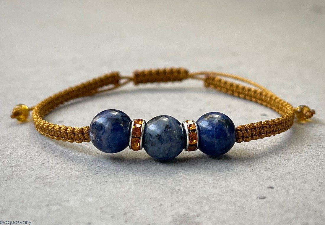 Brățară minerală macramé cu sodalită - bijuterii - brățări - brățări din mărgele - Artynos.ro