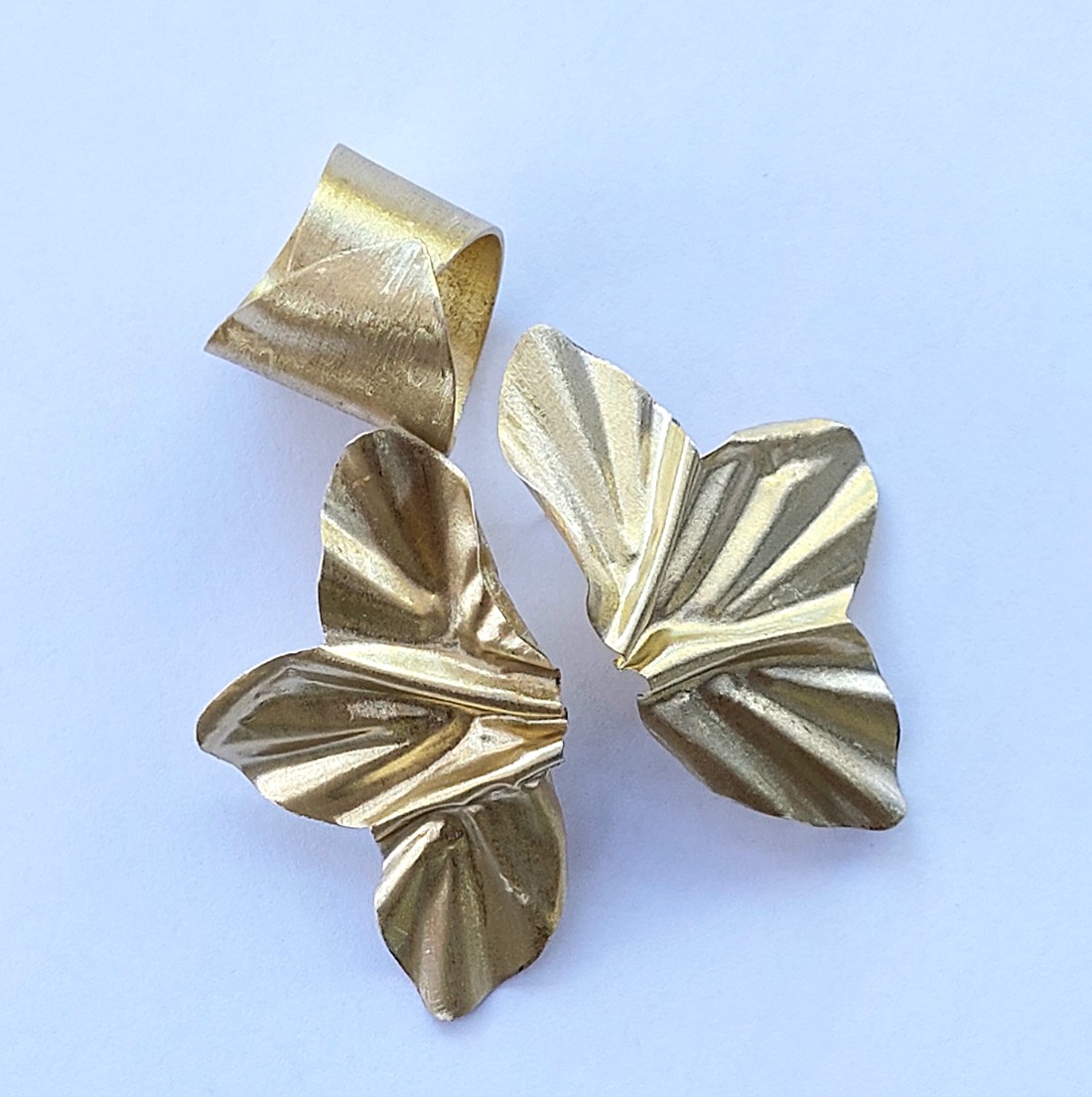 Cercei și inel cu petale speciale din alamă - bijuterii - seturi de bijuterii - Artynos.ro Cercei și inel cu petale speciale din alamă - bijuterii - seturi de bijuterii - Artynos.ro