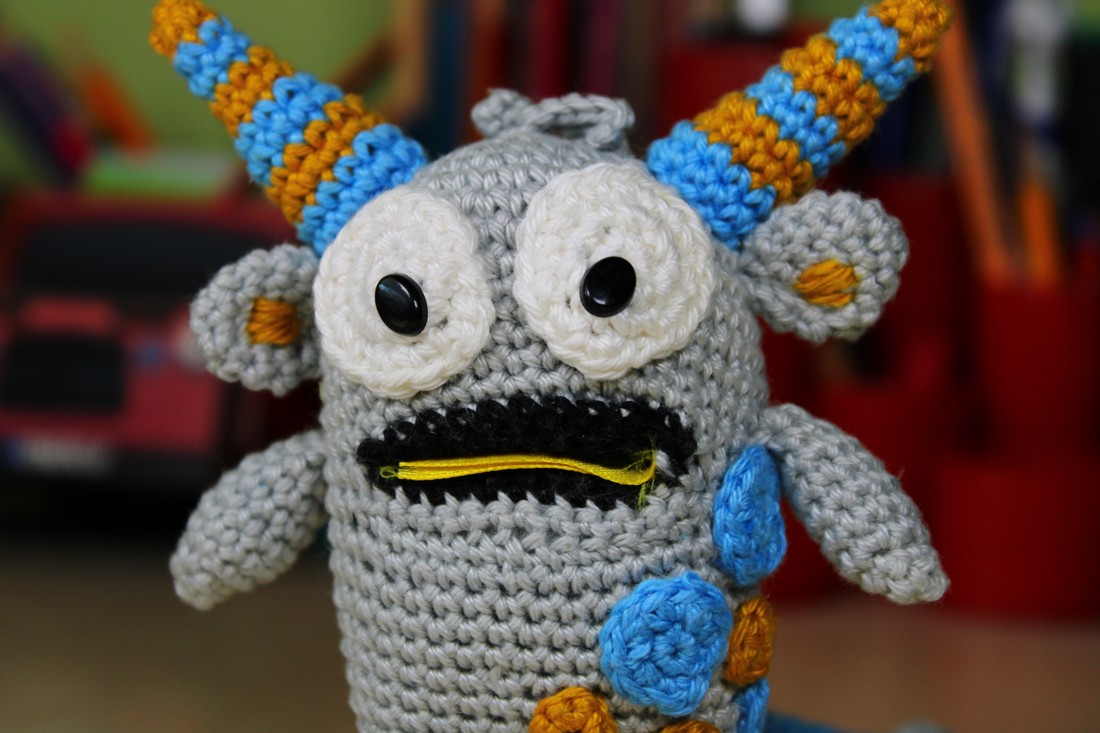 Jojó, monstrul îngrijitor - jucării și echipamente pentru copii - plușuri - monstru de pluș - Artynos.ro