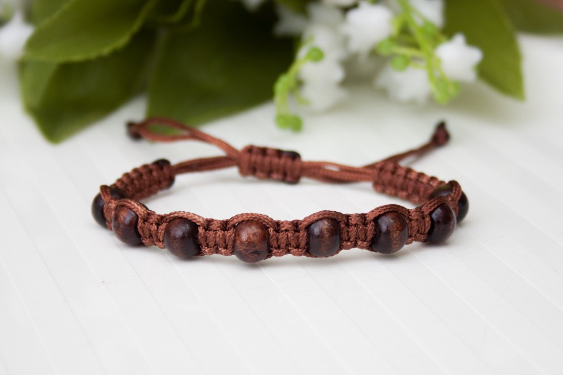 Brățară macramé împletită - Mărgele maro - - Artynos.ro Brățară macramé împletită - Mărgele maro - - Artynos.ro