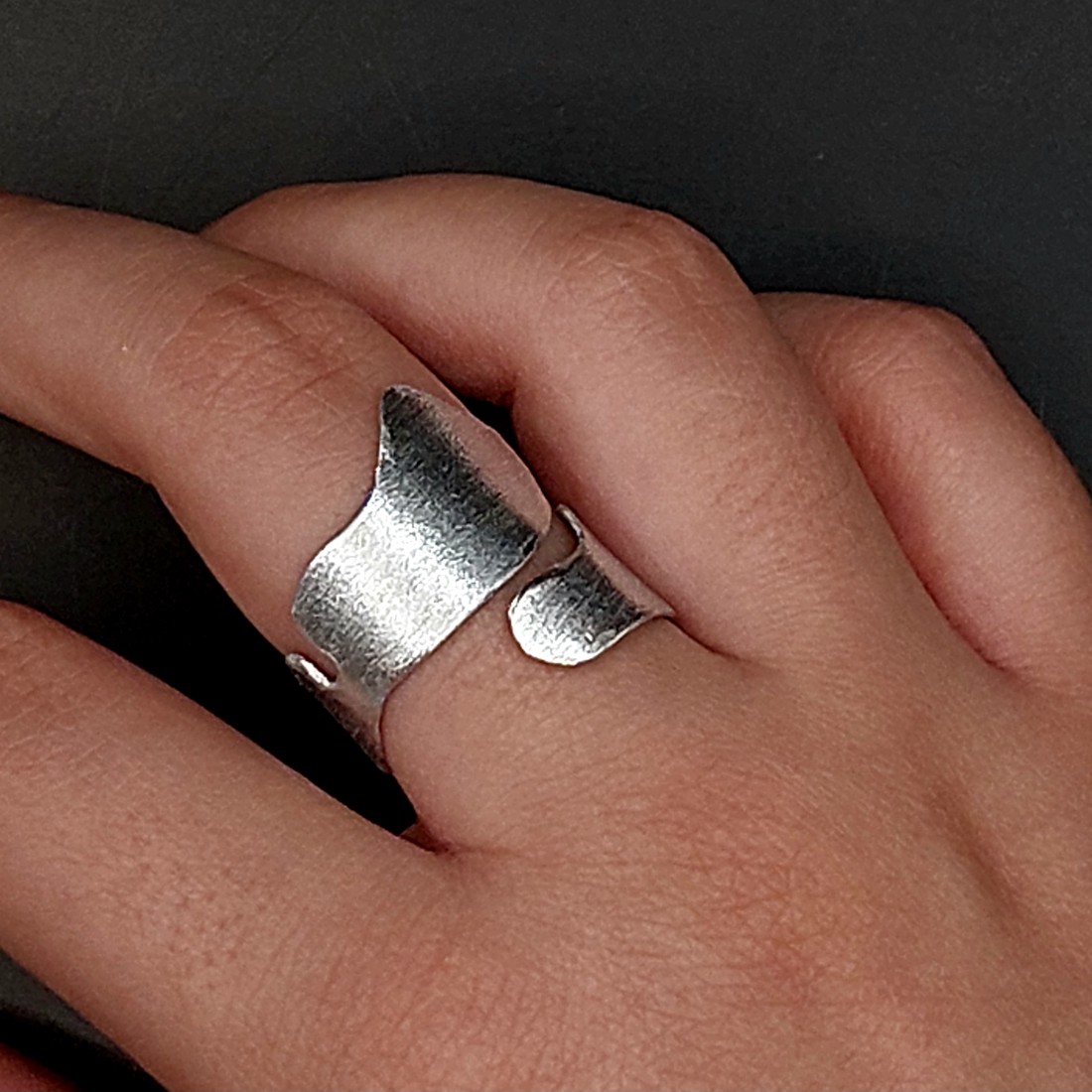 Inel Balaton minimalist din aluminiu cu strălucire specială -  - Artynos.ro Inel Balaton minimalist din aluminiu cu strălucire specială -  - Artynos.ro