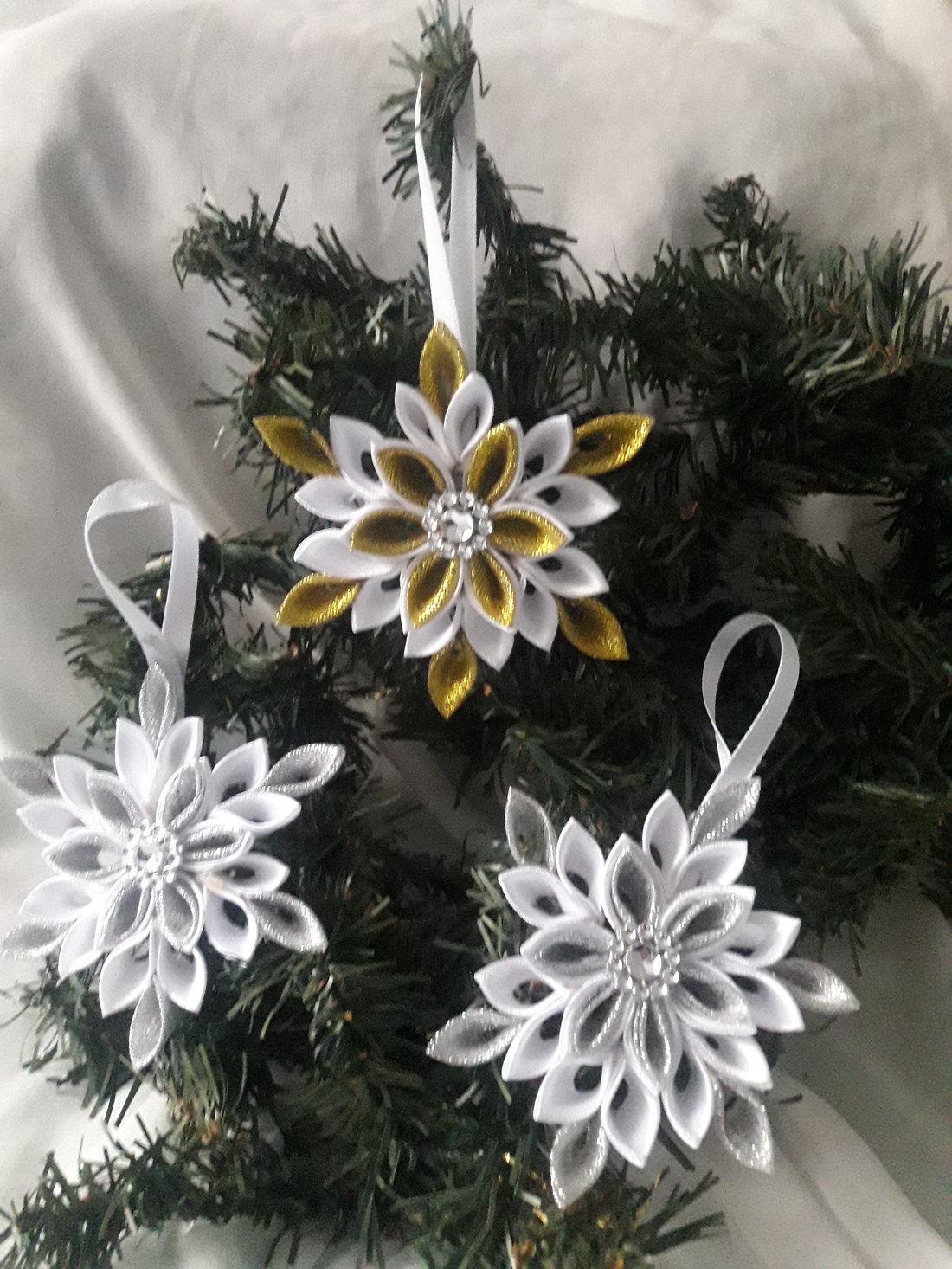 Steaua Kanzashi pentru Crăciun - crăciun - decorațiuni de crăciun de casă - figurine pentru pomul de crăciun - Artynos.ro Steaua Kanzashi pentru Crăciun - crăciun - decorațiuni de crăciun de casă - figurine pentru pomul de crăciun - Artynos.ro